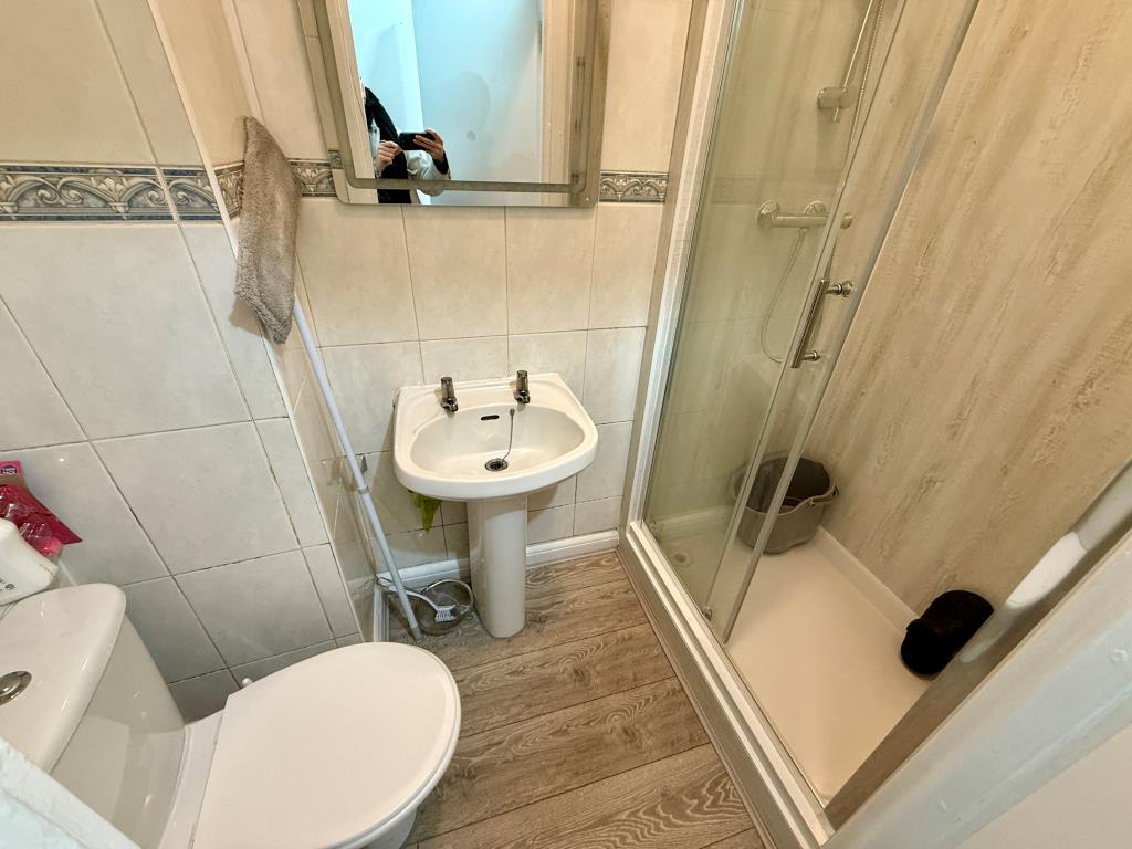 Lot: 82 - MIXED COMMERCIAL AND RESIDENTIAL INVESTMENT - Flat one shower room with W.C.